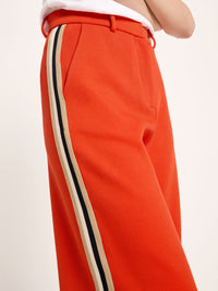 Pantalon LANIUS Rouge feu – détail de la bande latérale écrue et noire