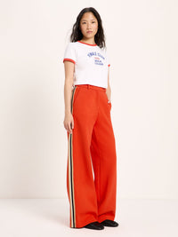 Pantalon à bandes contrastées coton bio LANIUS Rouge feu – vue de face, avec un t-shirt blanc