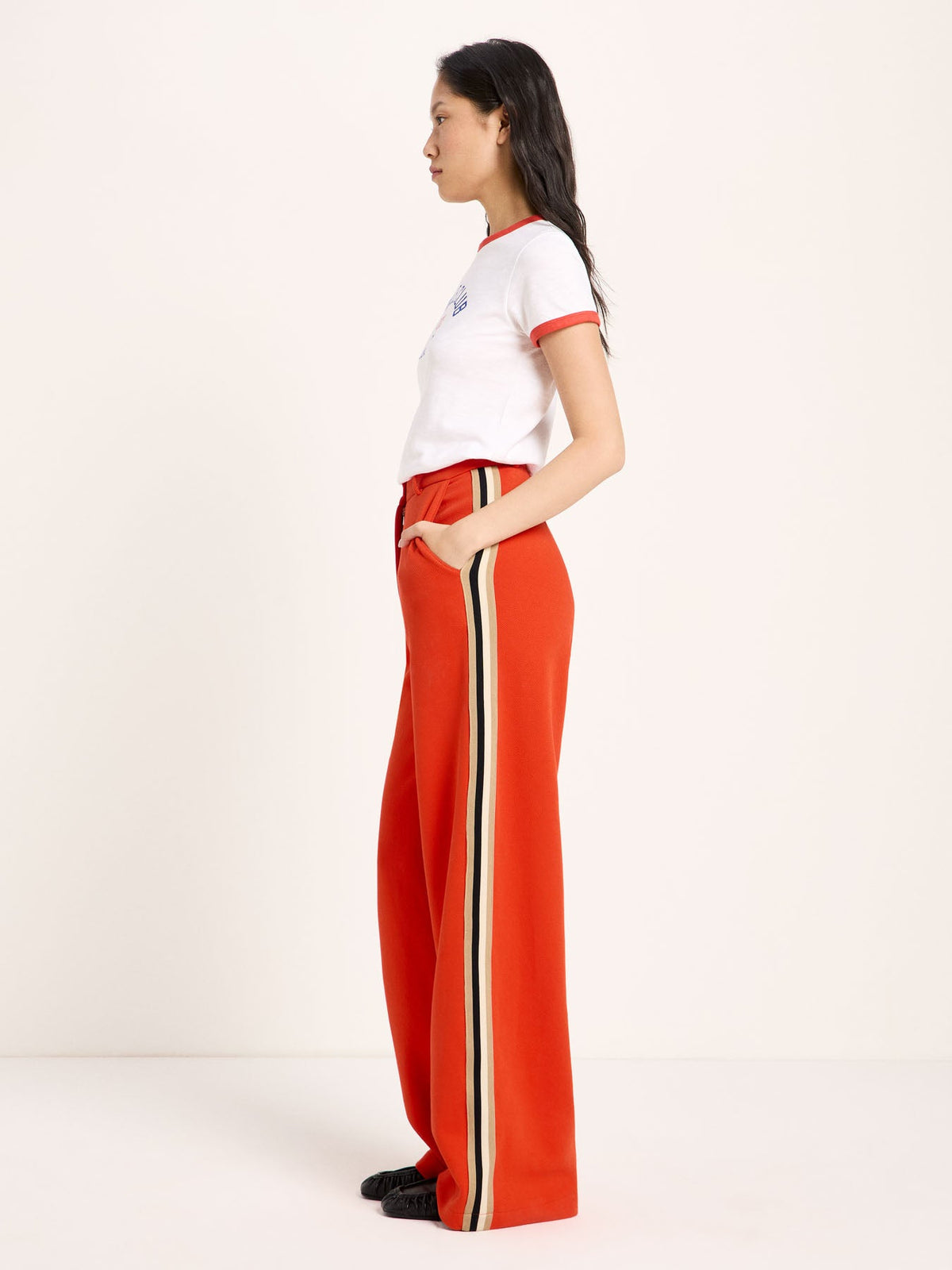 Pantalon à bandes contrastées LANIUS Rouge feu – vue de profil, jambe large