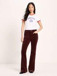 Pantalon flare en velours côtelé coton bio LANIUS Chocolat – vue de face, avec un t-shirt blanc à liseré rouge