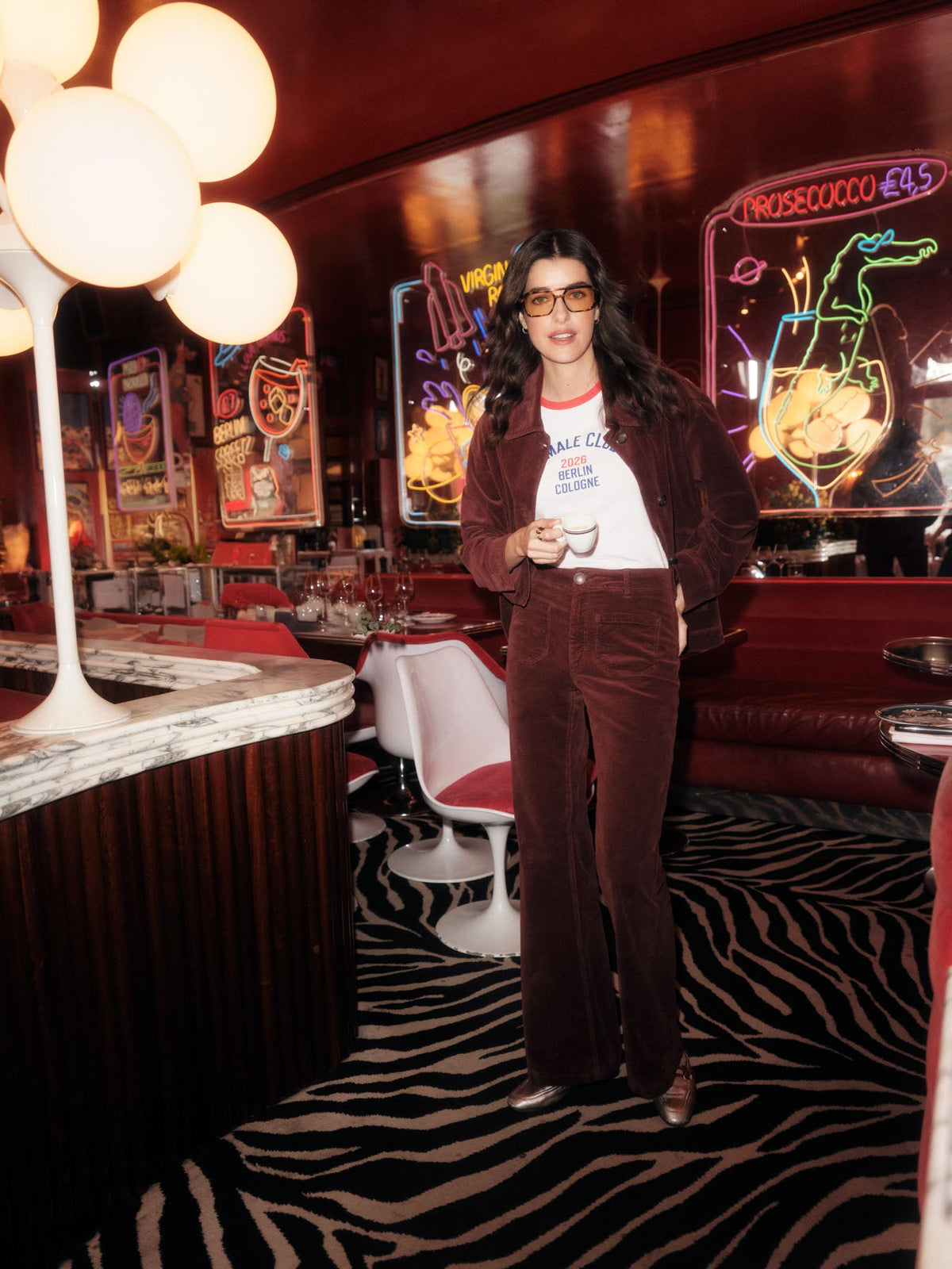 Pantalon flare en velours côtelé LANIUS Chocolat porté dans un diner rétro aux néons