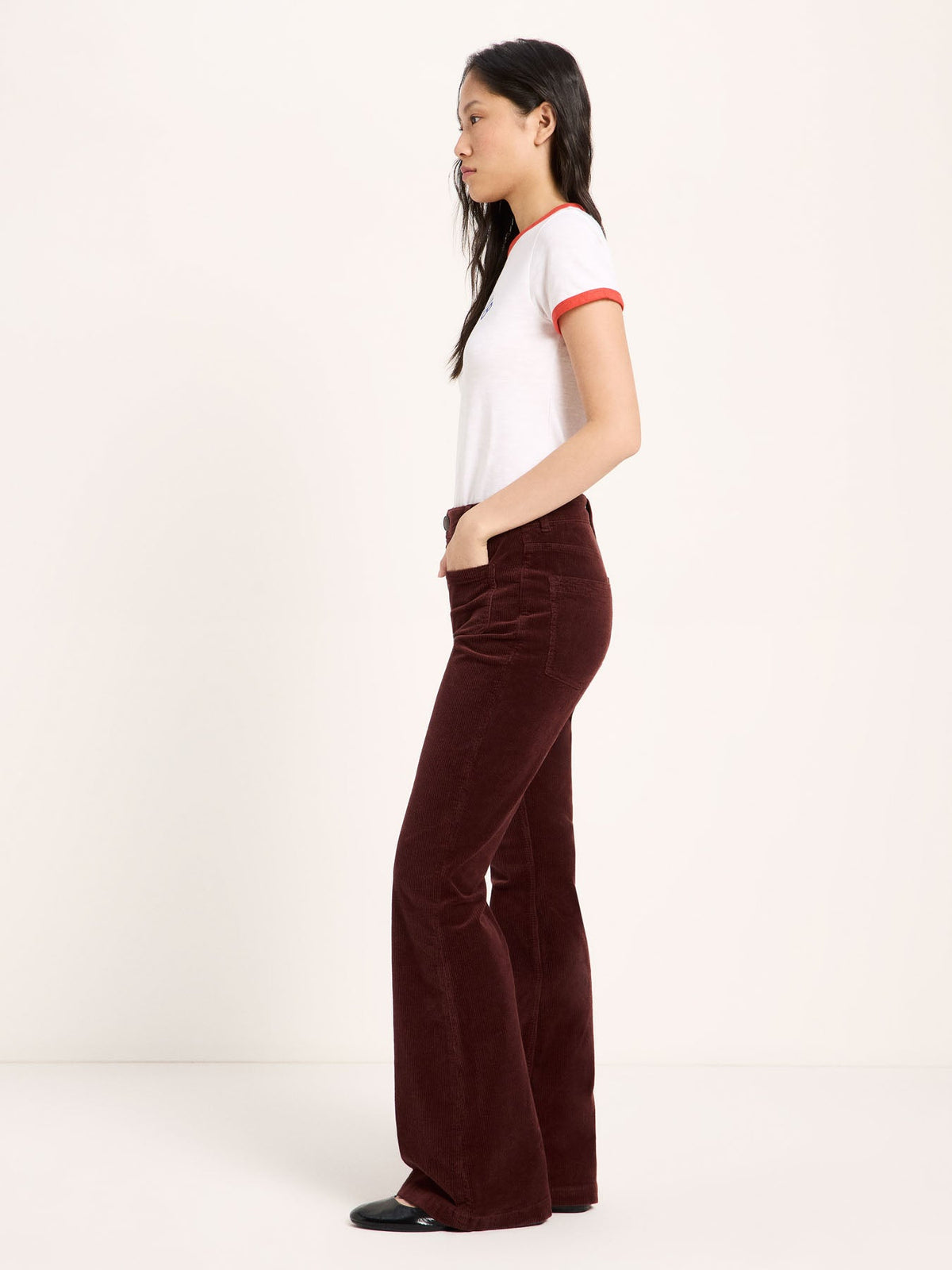 Pantalon flare en velours côtelé LANIUS Chocolat – vue de profil, jambe évasée