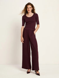 Pantalon fluide en TENCEL™ LANIUS Bordeaux porté avec un haut ton sur ton – vue de face