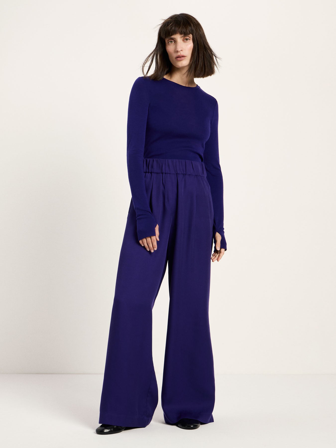 Pantalon fluide en TENCEL™ LANIUS Violet, taille haute élastiquée – vue de face