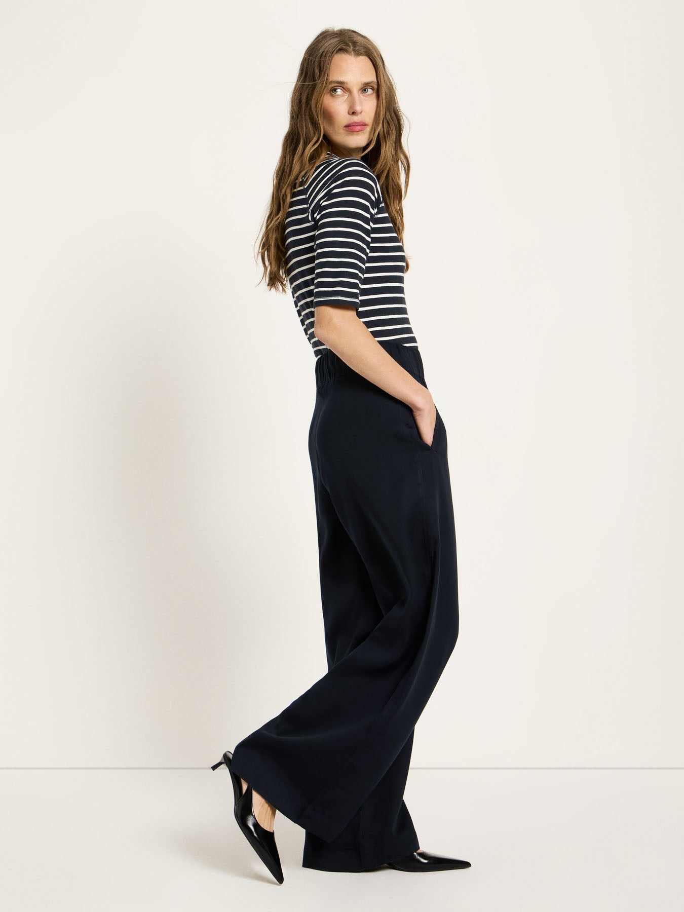 Pantalon large TENCEL LANIUS Bleu Nuit – détail de la ceinture élastique