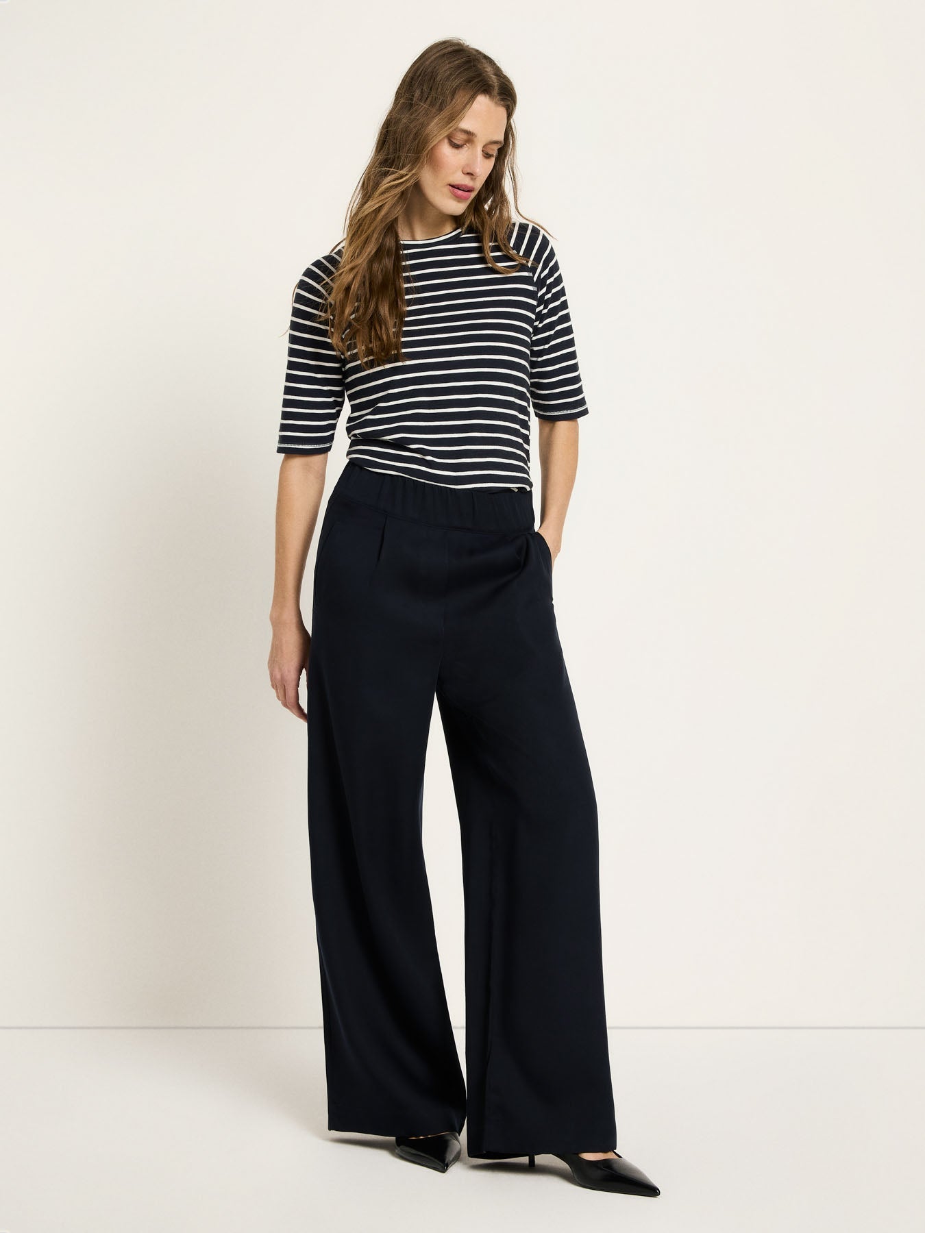 Pantalon large TENCEL LANIUS Bleu Nuit porté avec un haut rayé – vue de face