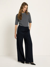 Pantalon large TENCEL LANIUS Bleu Nuit porté avec un haut rayé – vue de face