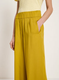 Gros plan sur la taille et la poche du pantalon vert kiwi LANIUS, mannequin main en poche