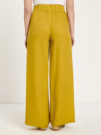 Vue de dos du pantalon large vert kiwi LANIUS, taille haute fluide et jambe ample