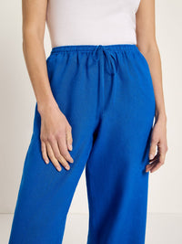 Pantalon en lin bio LANIUS GOTS Bleu Lapis – détail du cordon de serrage