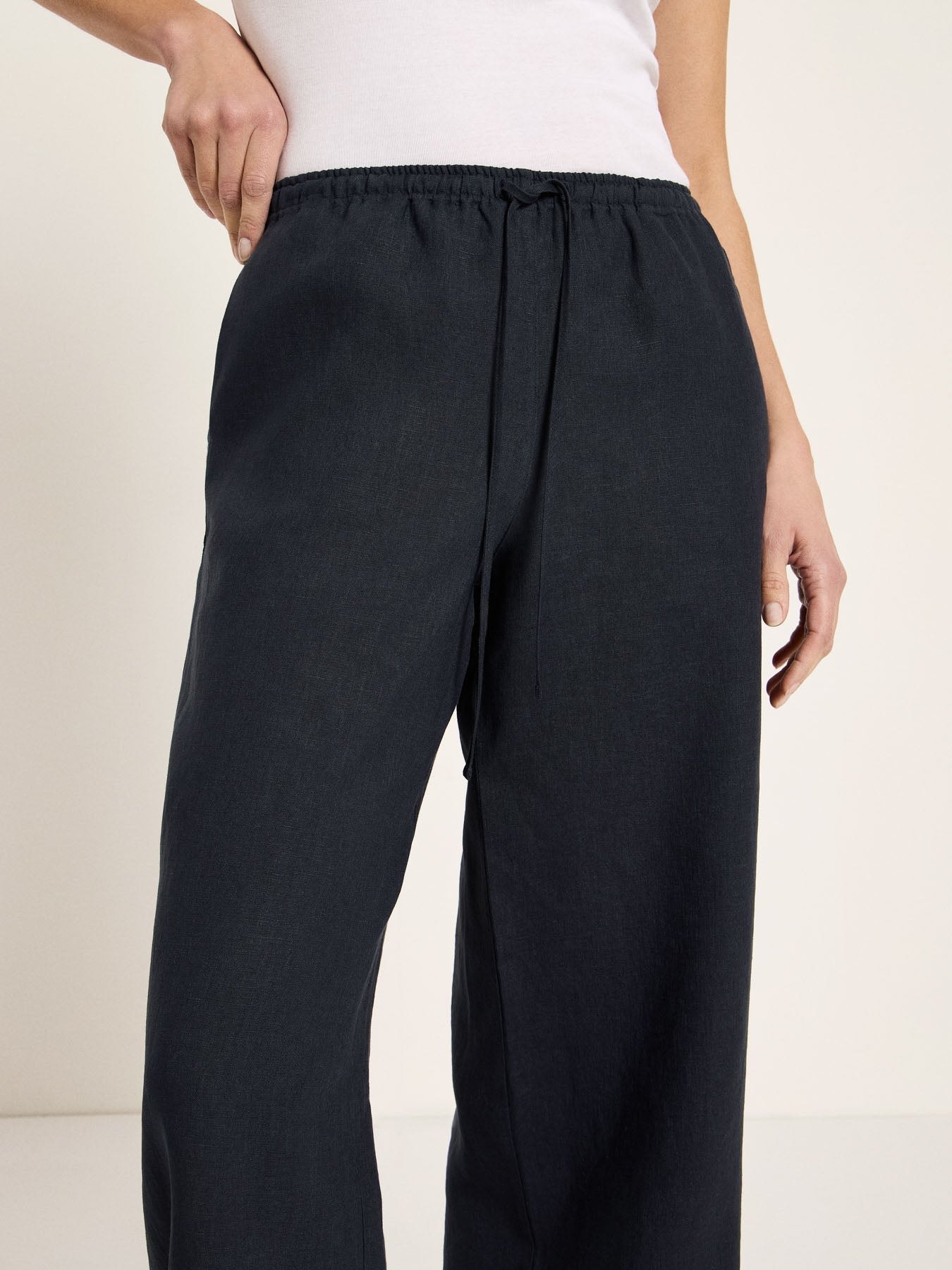 Pantalon en lin bio LANIUS GOTS Bleu Nuit – détail du cordon de serrage