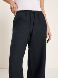 Pantalon en lin bio LANIUS GOTS Bleu Nuit – détail du cordon de serrage