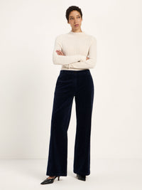 Pantalon Marlene en velours côtelé LANIUS Bleu nuit porté avec un pull crème – vue de face