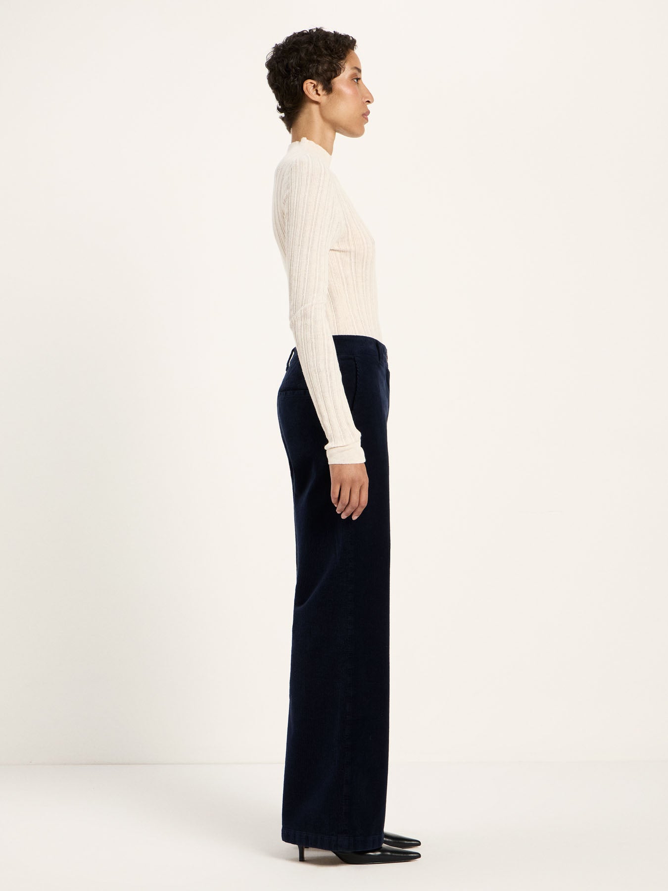 Pantalon Marlene côtelé LANIUS Bleu nuit, jambe large fluide – vue de profil