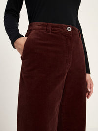 Détail de la taille boutonnée et du velours côtelé du pantalon Marlene LANIUS Chocolat