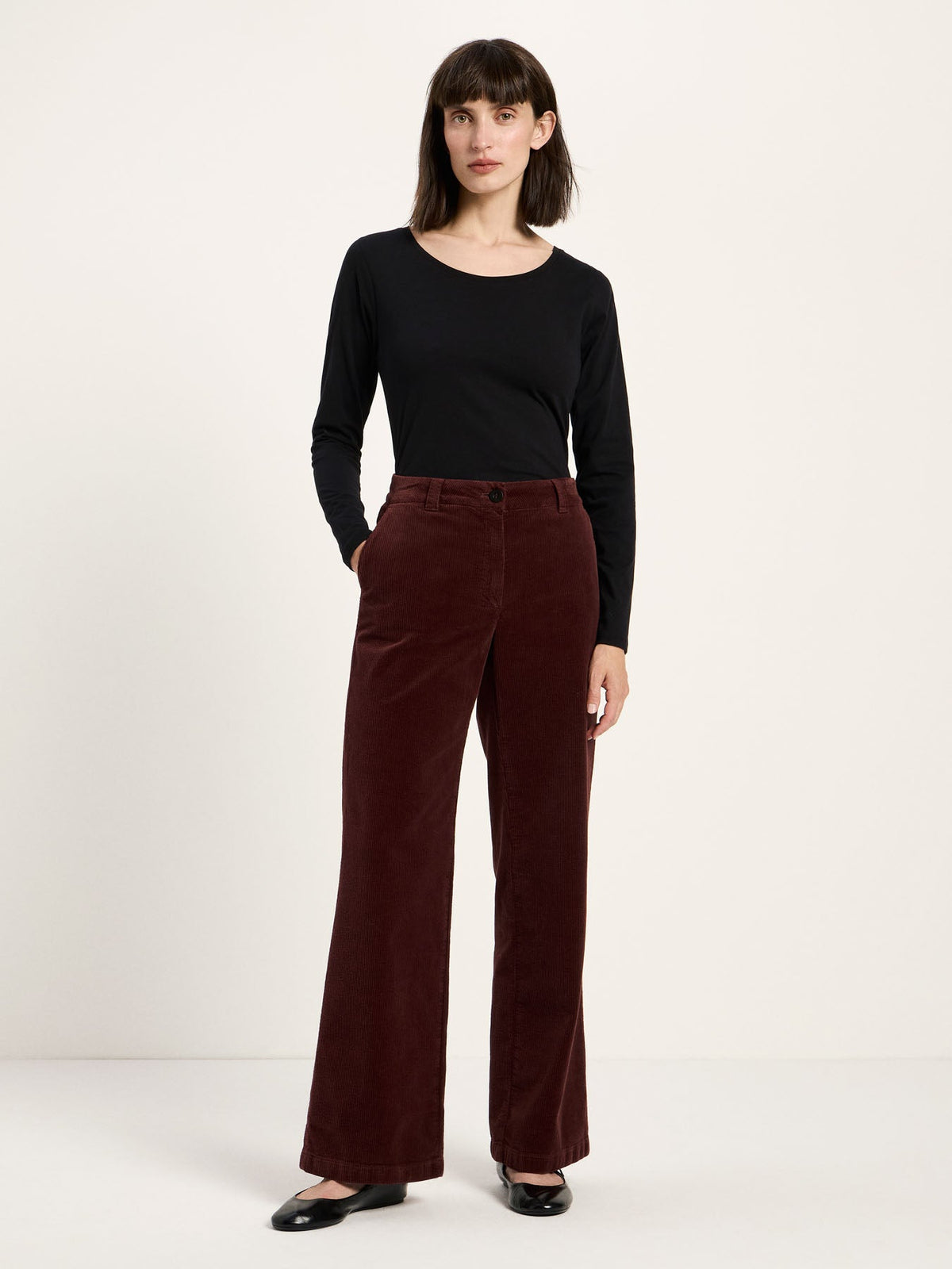 Pantalon Marlene en velours côtelé LANIUS Chocolat porté avec un haut noir – vue de face