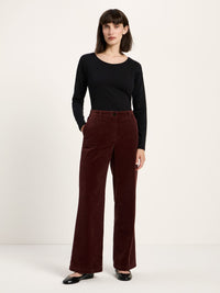 Pantalon Marlene en velours côtelé LANIUS Chocolat porté avec un haut noir – vue de face