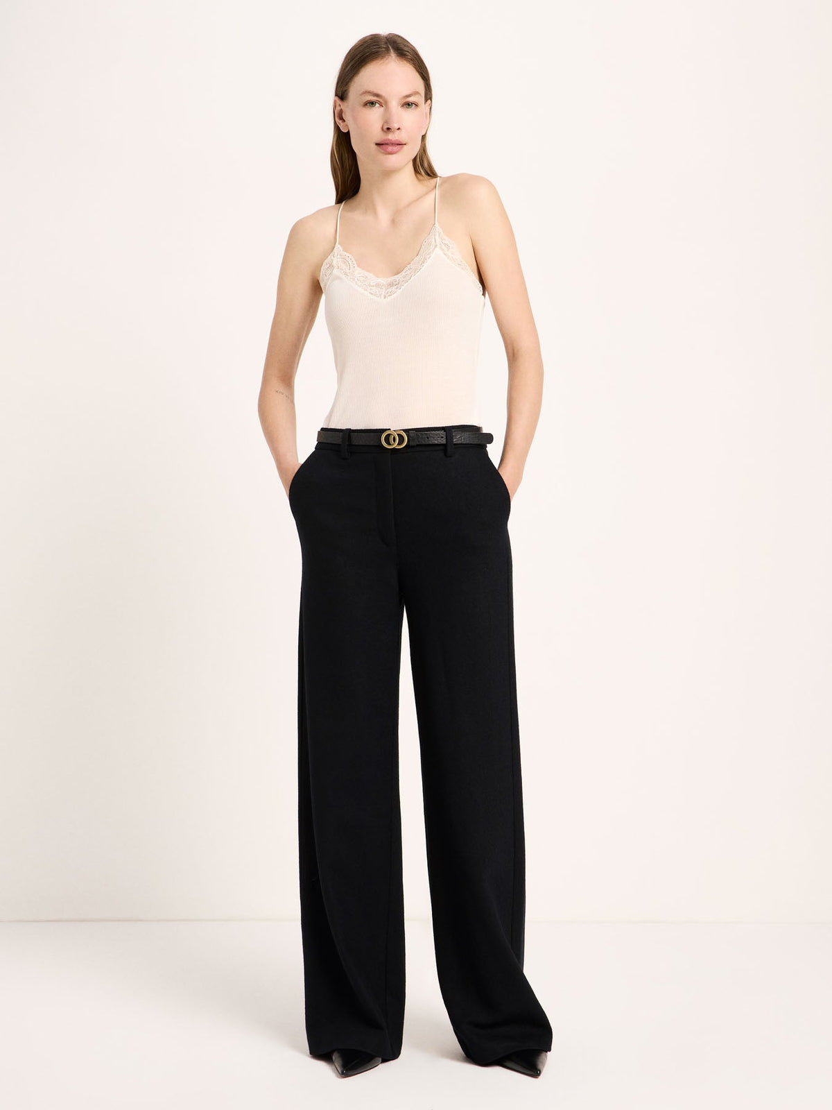 Pantalon Marlene en flanelle de laine et coton bio LANIUS Noir – vue de face, avec un caraco crème et une ceinture fine