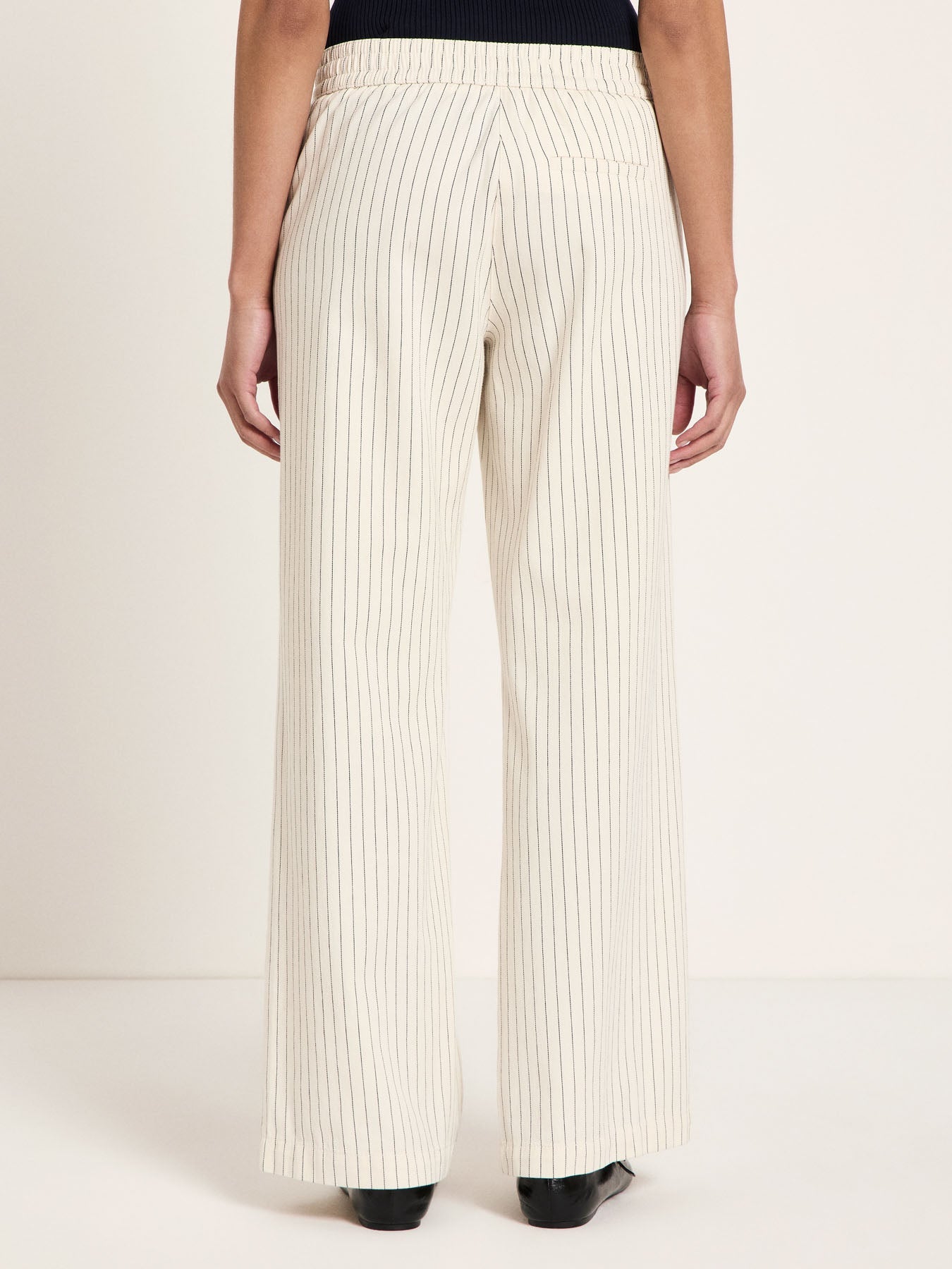 Vue de dos du pantalon Marlene rayé écru LANIUS, coupe ample et rayures fines
