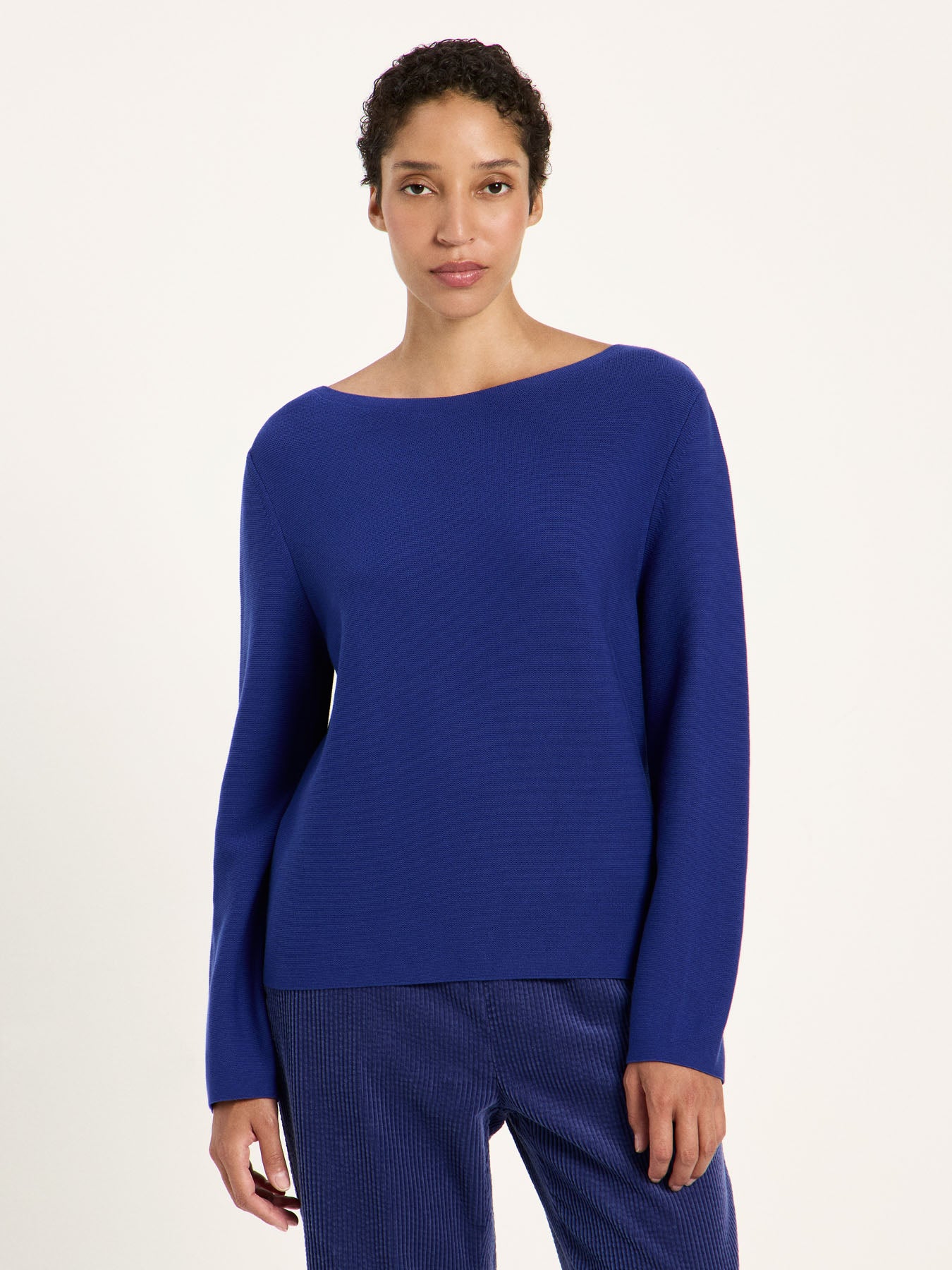 Pull encolure bateau LANIUS Violet porté avec le pantalon fluide assorti – vue de face