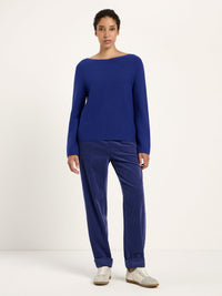 Pull encolure bateau LANIUS Violet avec pantalon fluide violet et baskets blanches – look complet
