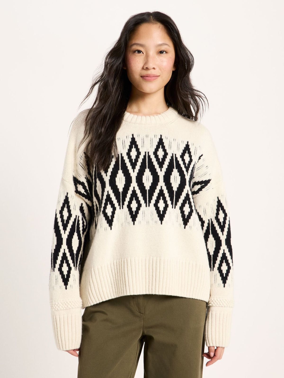 Pull norvégien laine et coton bio LANIUS écru et noir porté – vue de face