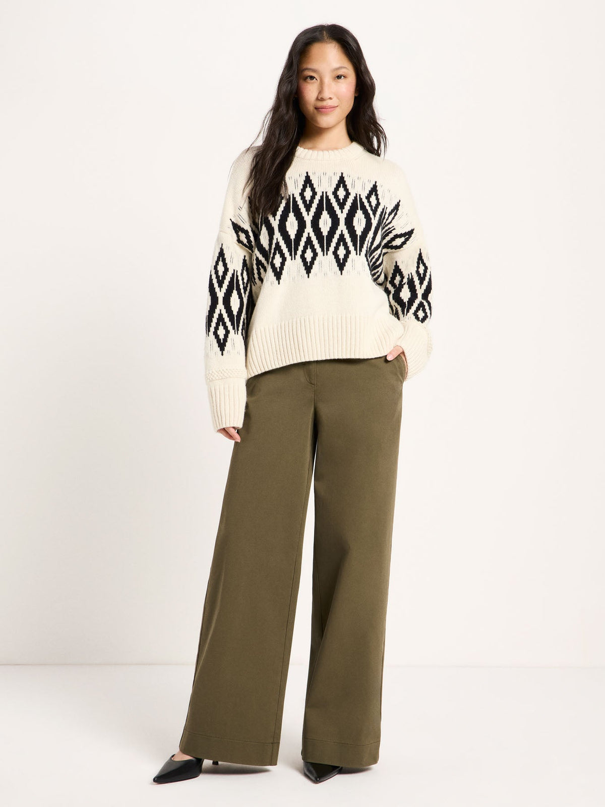 Pull norvégien LANIUS écru et noir avec un pantalon large kaki – look complet