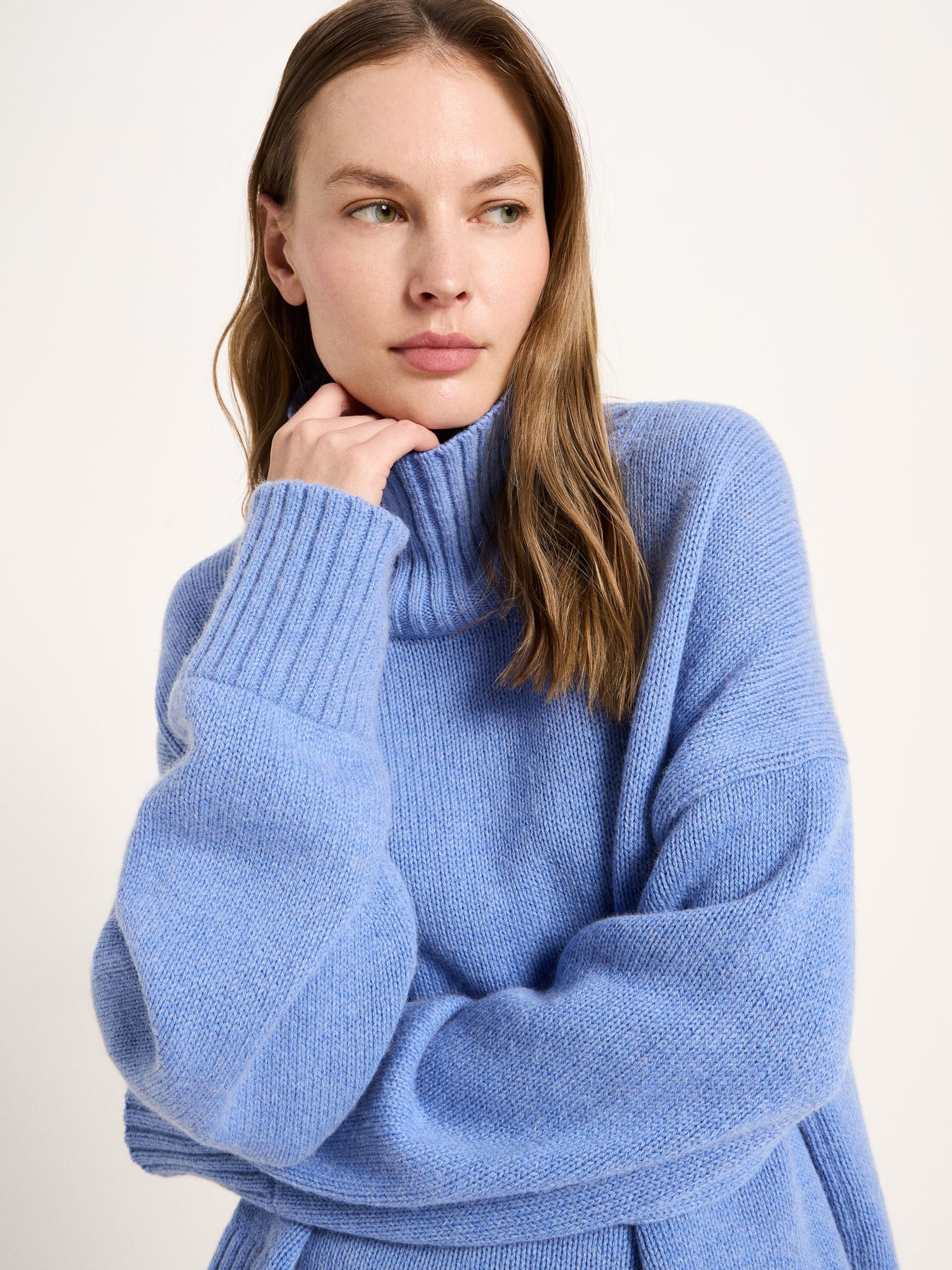 Gros plan sur la maille et le col du pull oversize LANIUS Bleu clair chiné