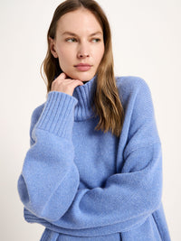 Gros plan sur la maille et le col du pull oversize LANIUS Bleu clair chiné