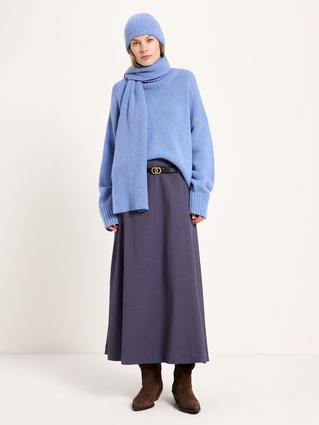 Pull oversize LANIUS Bleu clair chiné porté avec bonnet et écharpe assortis – look complet