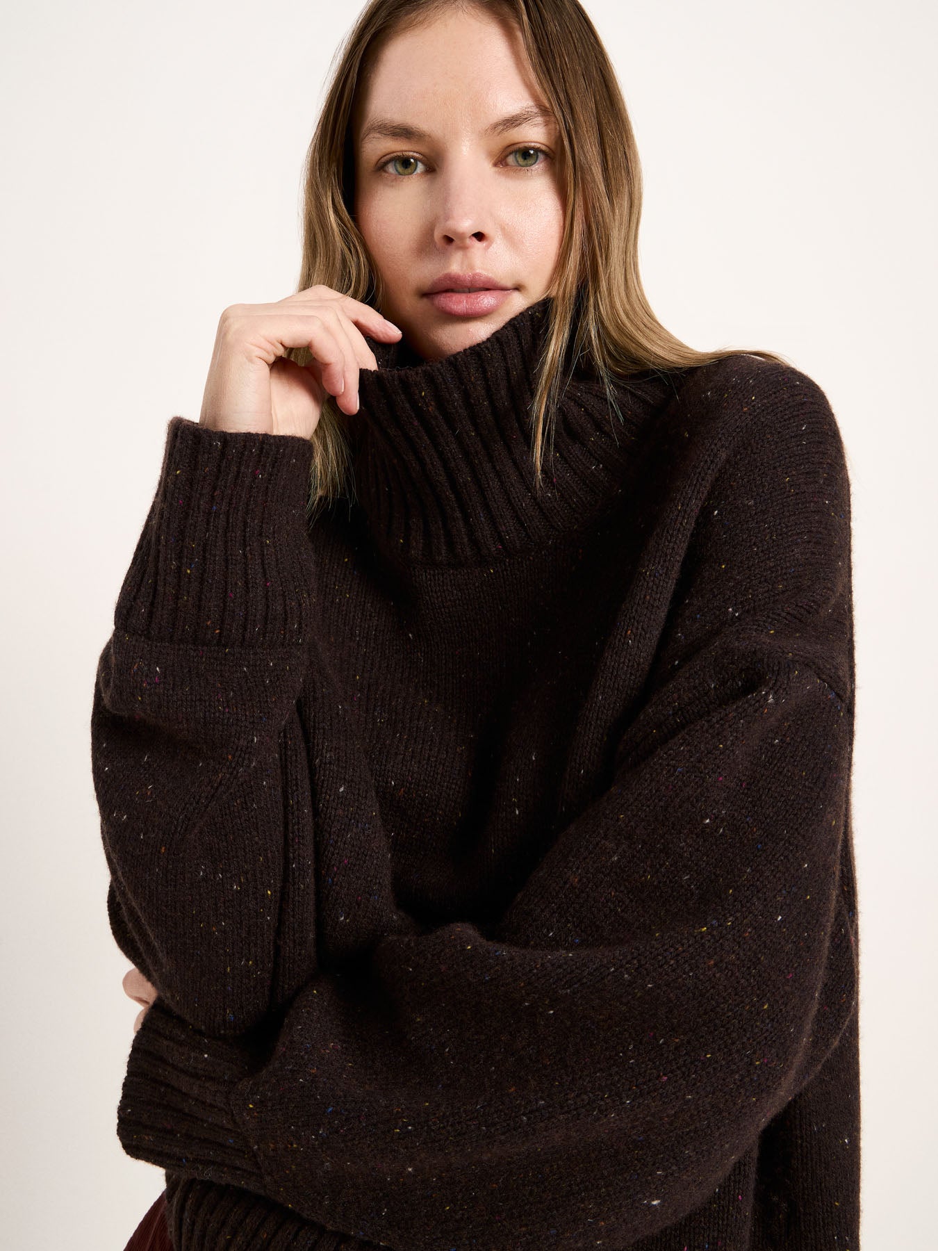 Gros plan sur le col montant et la maille mouchetée du pull oversize LANIUS Chocolat tweed