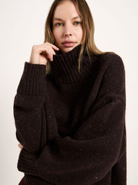 Gros plan sur le col montant et la maille mouchetée du pull oversize LANIUS Chocolat tweed