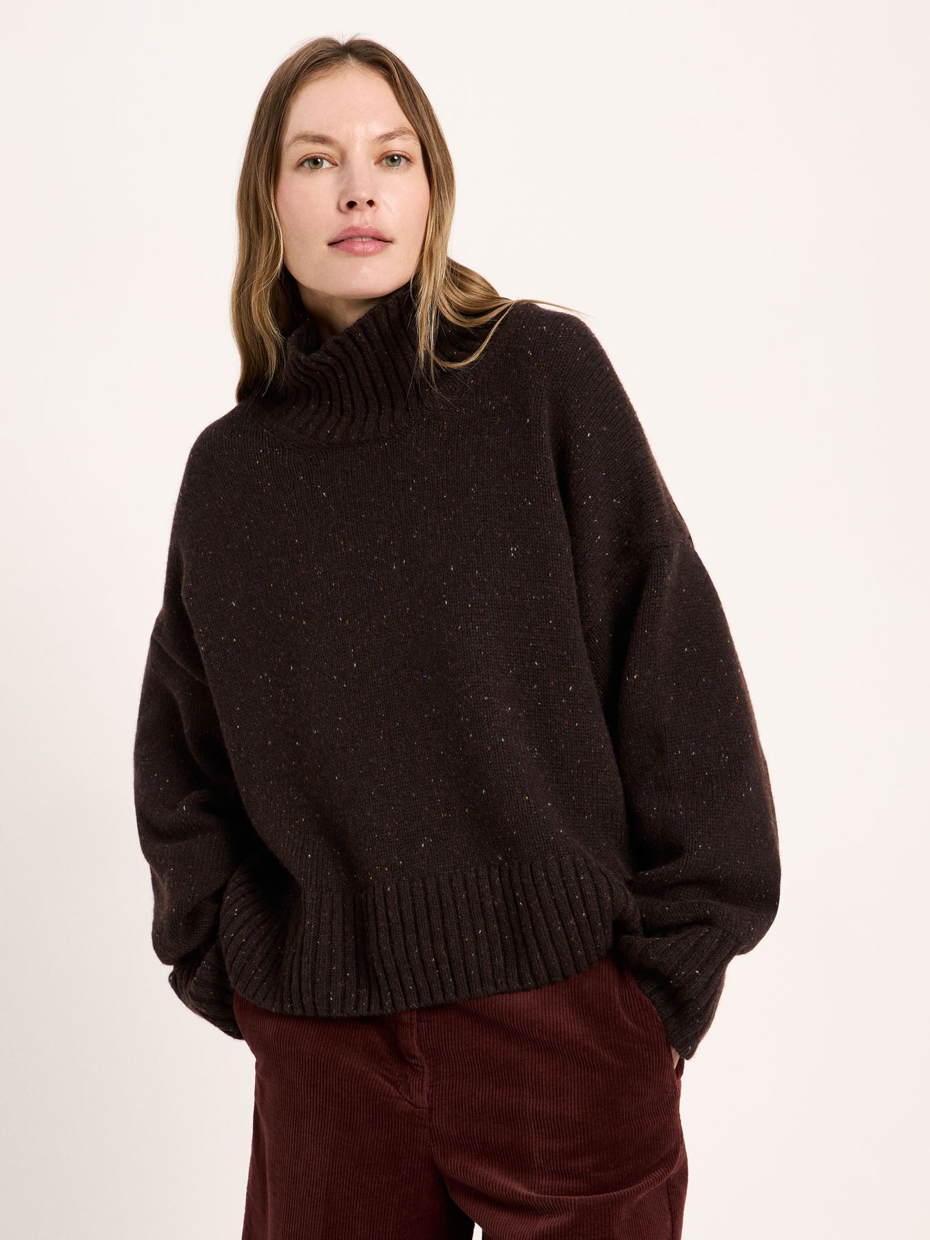 Pull oversize LANIUS Chocolat tweed porté avec une jupe en velours bordeaux – vue de face