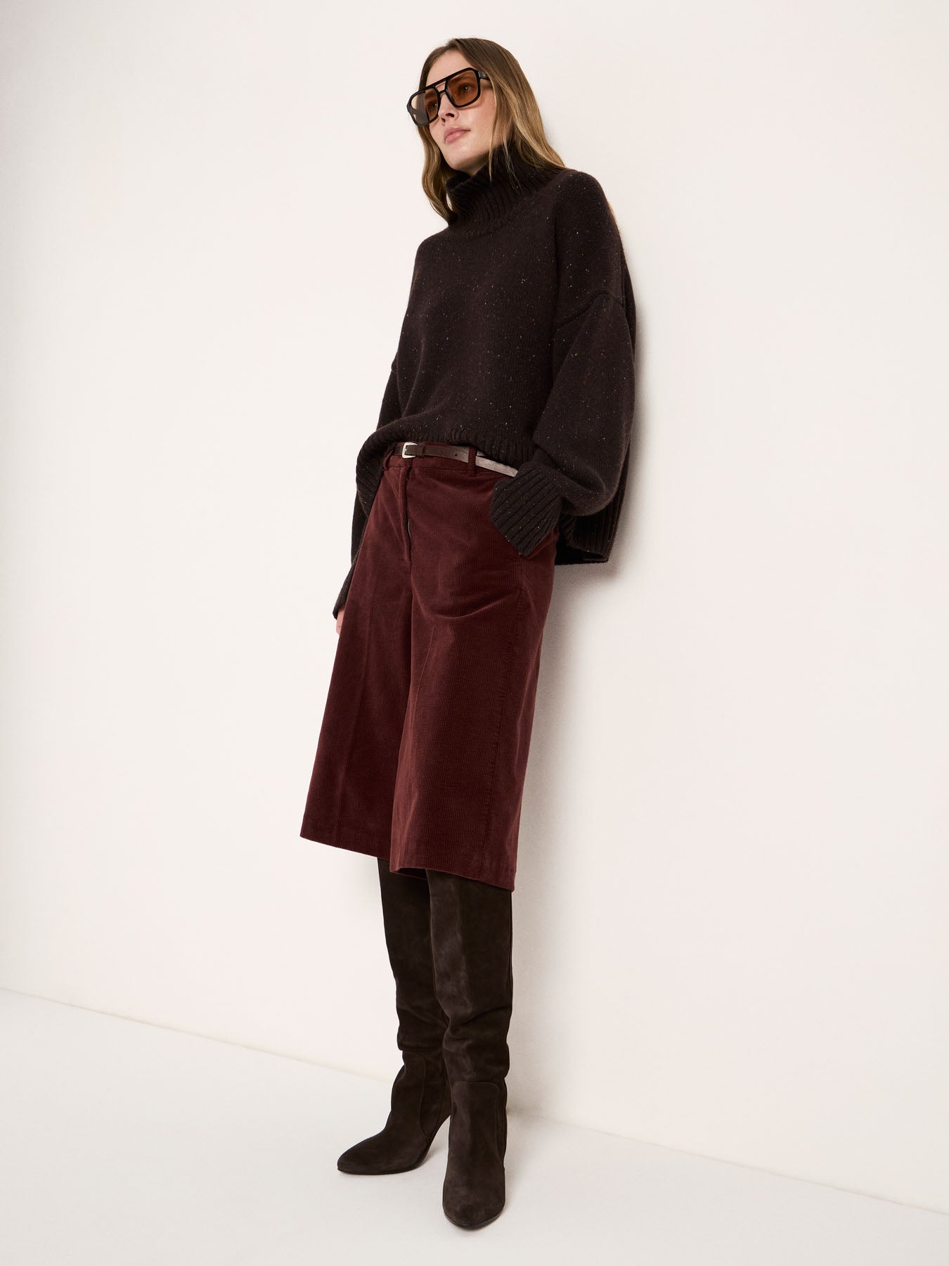 Pull oversize LANIUS Chocolat tweed avec jupe bordeaux, bottes et lunettes de soleil – look complet