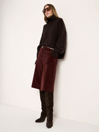 Pull oversize LANIUS Chocolat tweed avec jupe bordeaux, bottes et lunettes de soleil – look complet