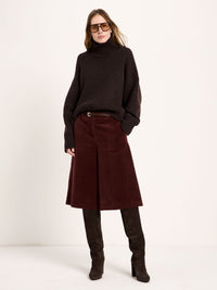 Pull oversize LANIUS Chocolat tweed avec jupe bordeaux et bottes hautes – silhouette entière