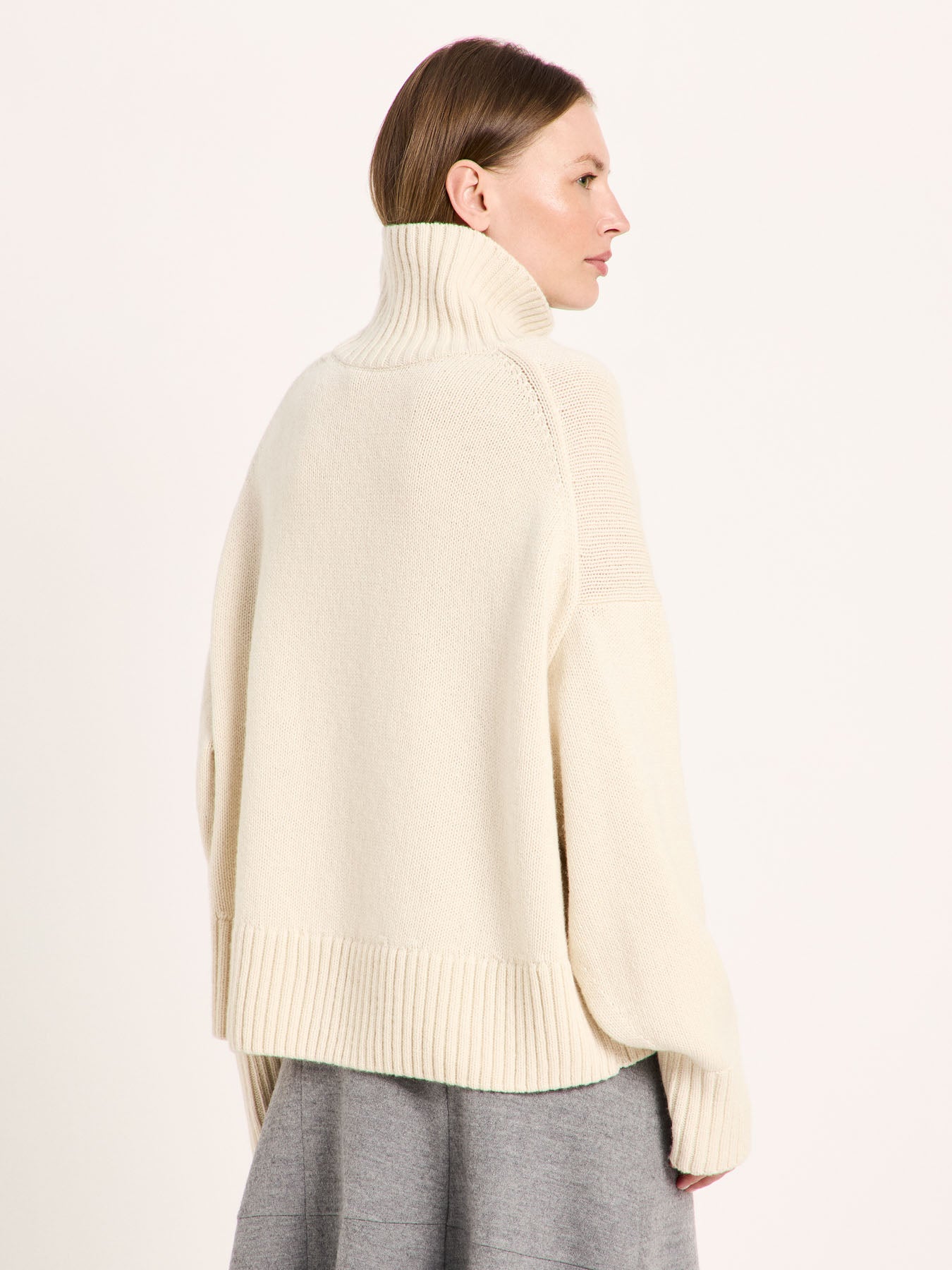Pull oversize en laine et coton bio LANIUS Blanc cassé – vue de dos