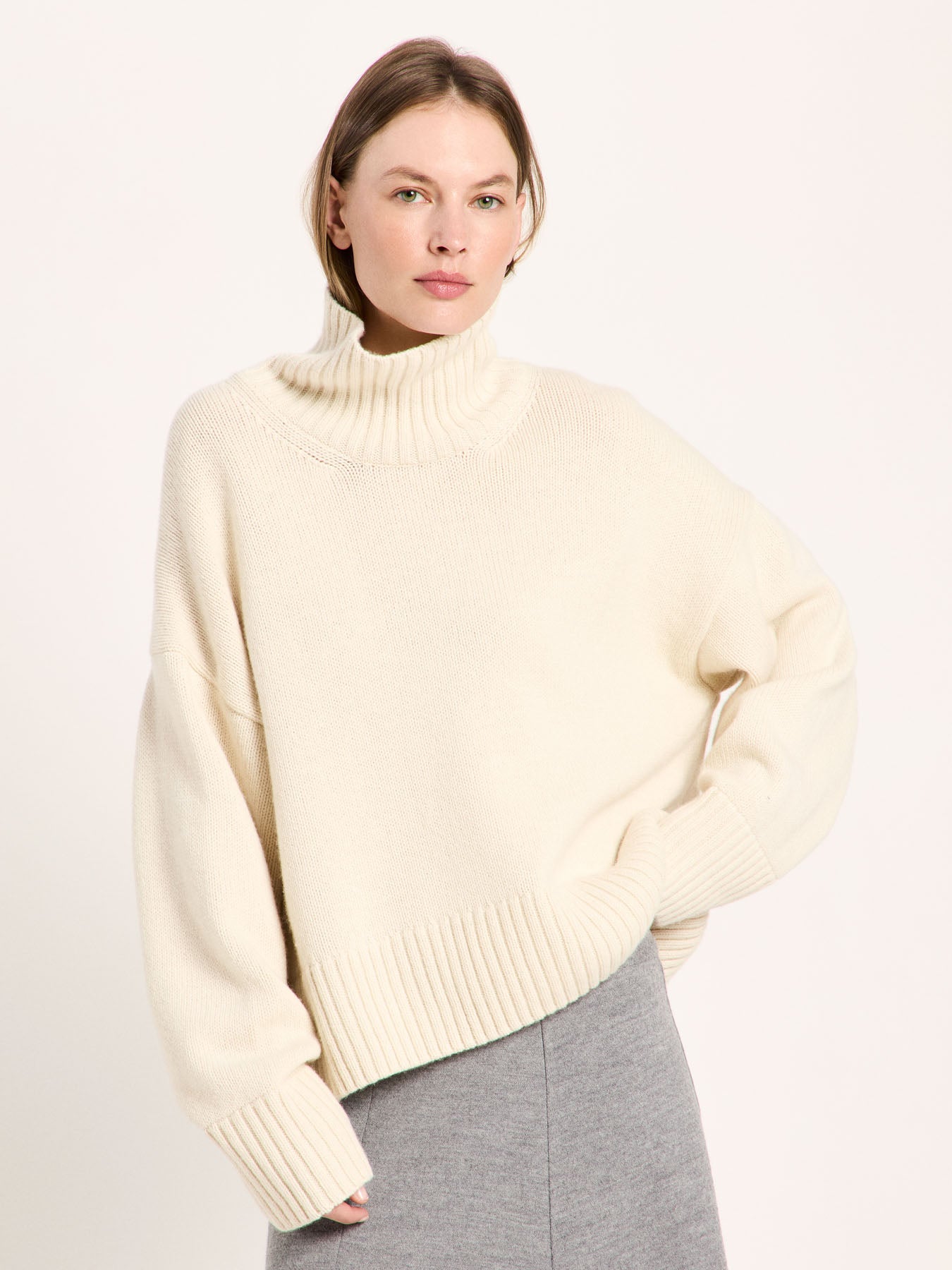 Pull oversize LANIUS Blanc cassé, col montant côtelé, porté avec une jupe grise – vue de face