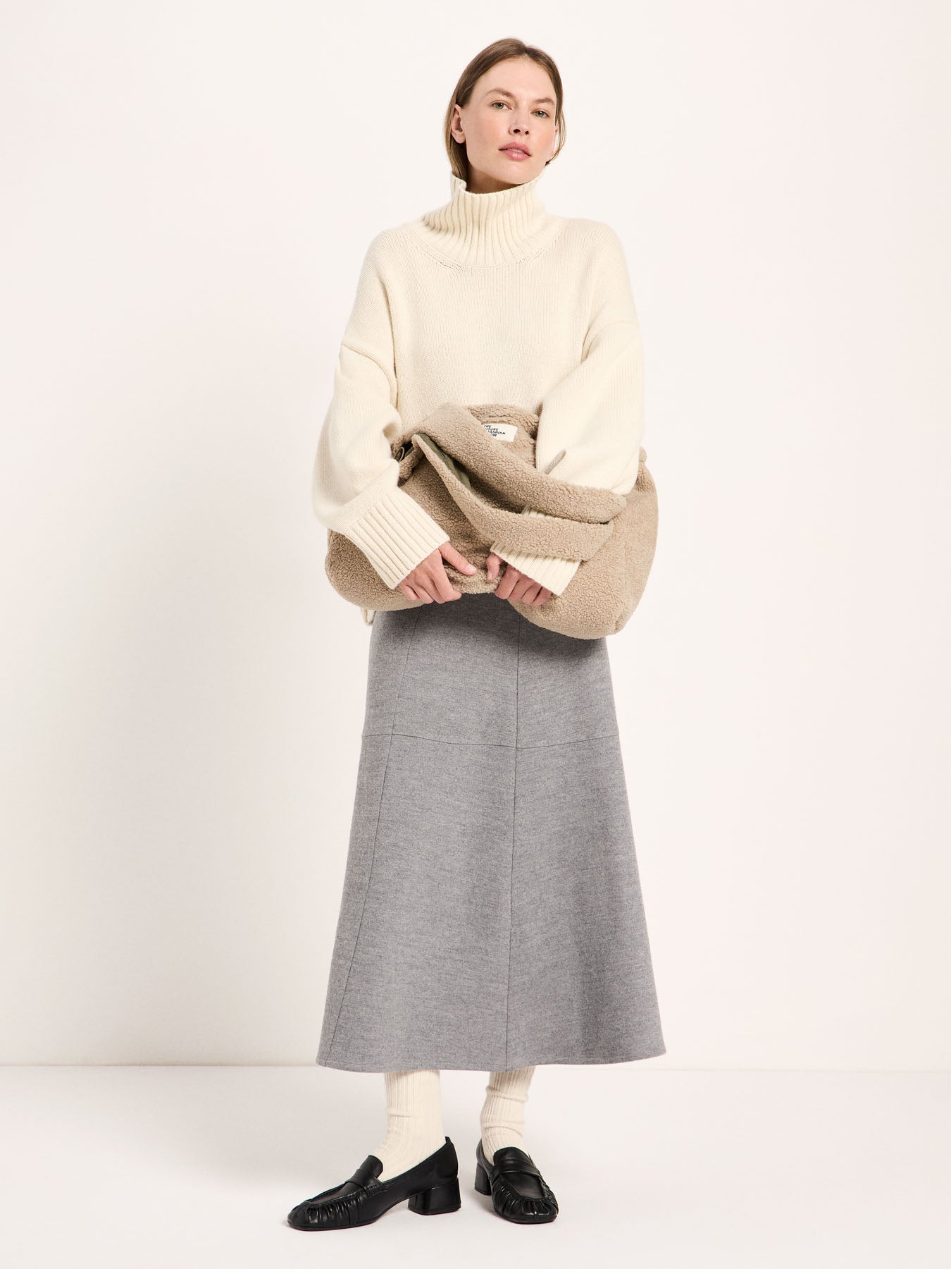 Pull oversize LANIUS Blanc cassé avec jupe grise, mocassins et sac beige – look complet