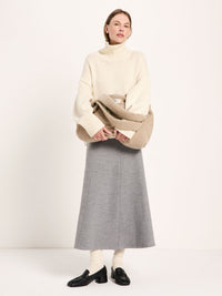 Pull oversize LANIUS Blanc cassé avec jupe grise, mocassins et sac beige – look complet