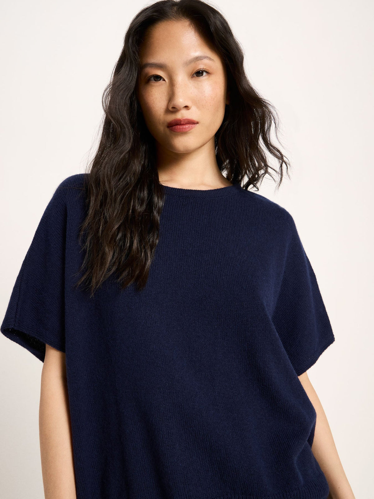 Pull sans manches en laine et coton bio LANIUS Bleu nuit, emmanchures larges – vue rapprochée