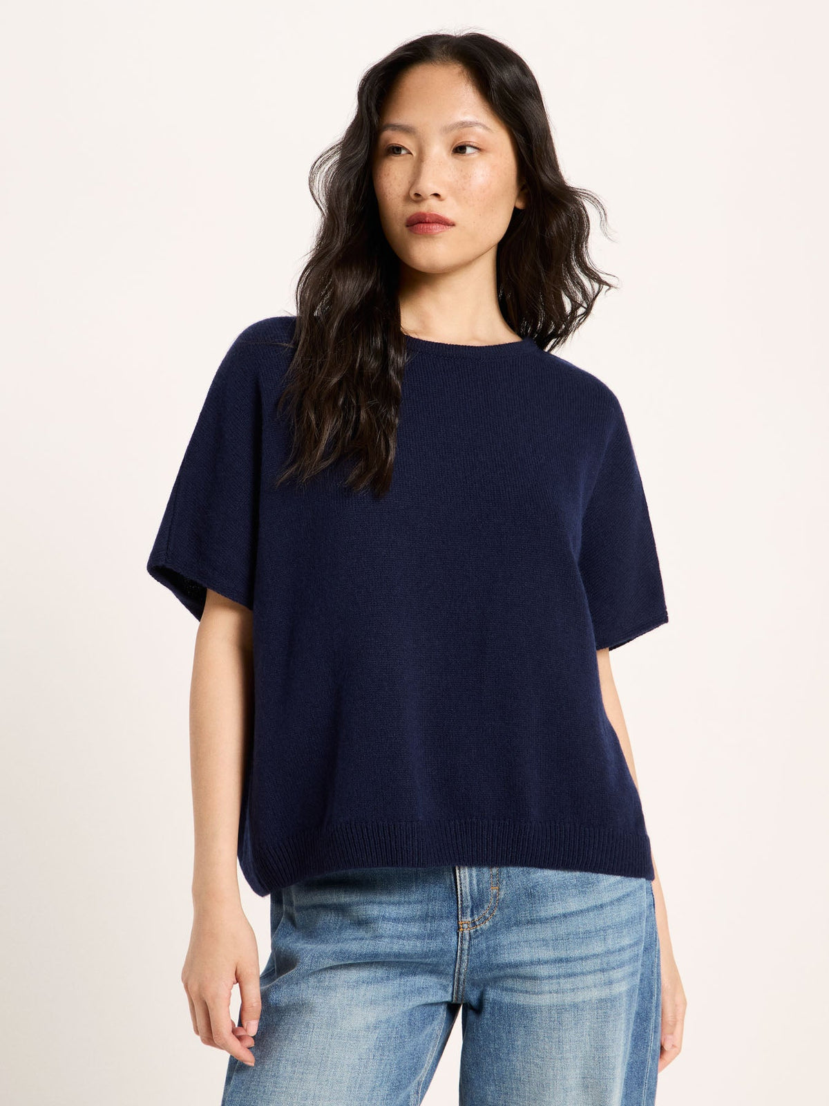 Pull sans manches LANIUS Bleu nuit porté sur un jean – vue de face