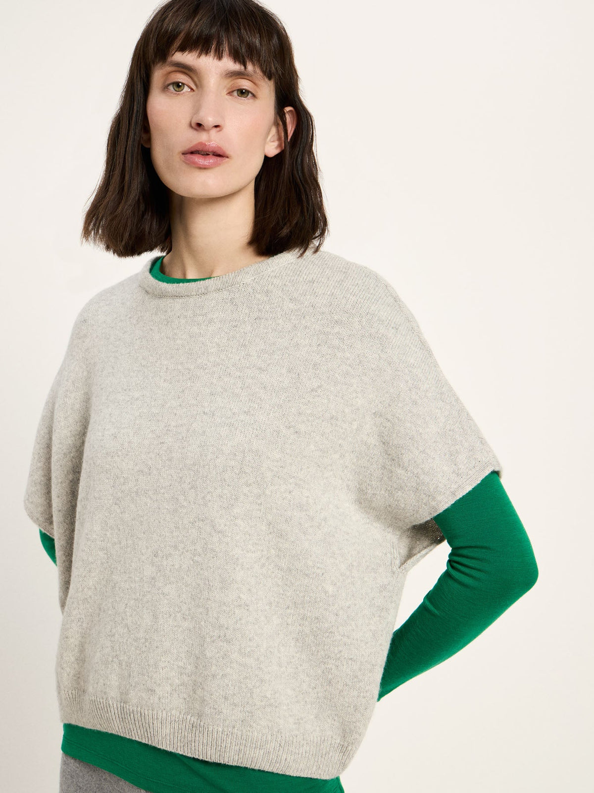 Pull sans manches LANIUS gris chiné porté sur un haut vert – vue buste