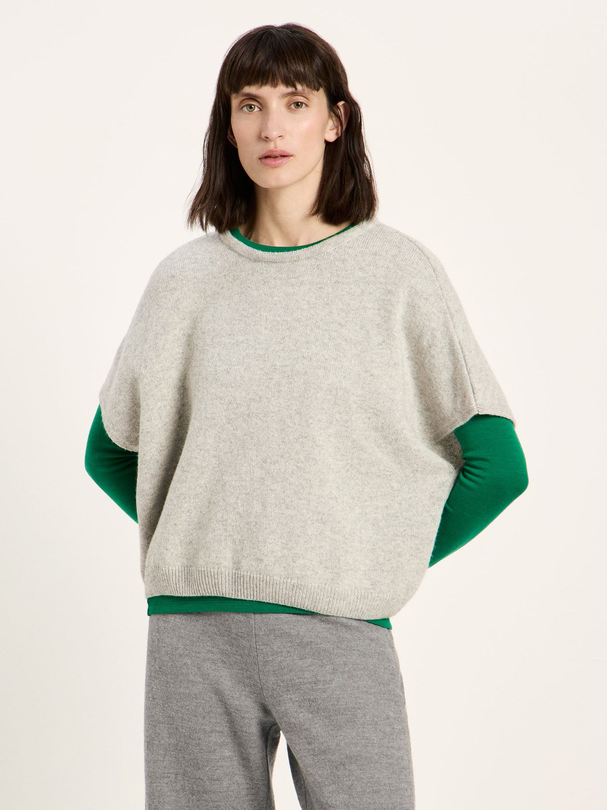 Pull sans manches LANIUS gris chiné en superposition sur un haut vert – vue de face
