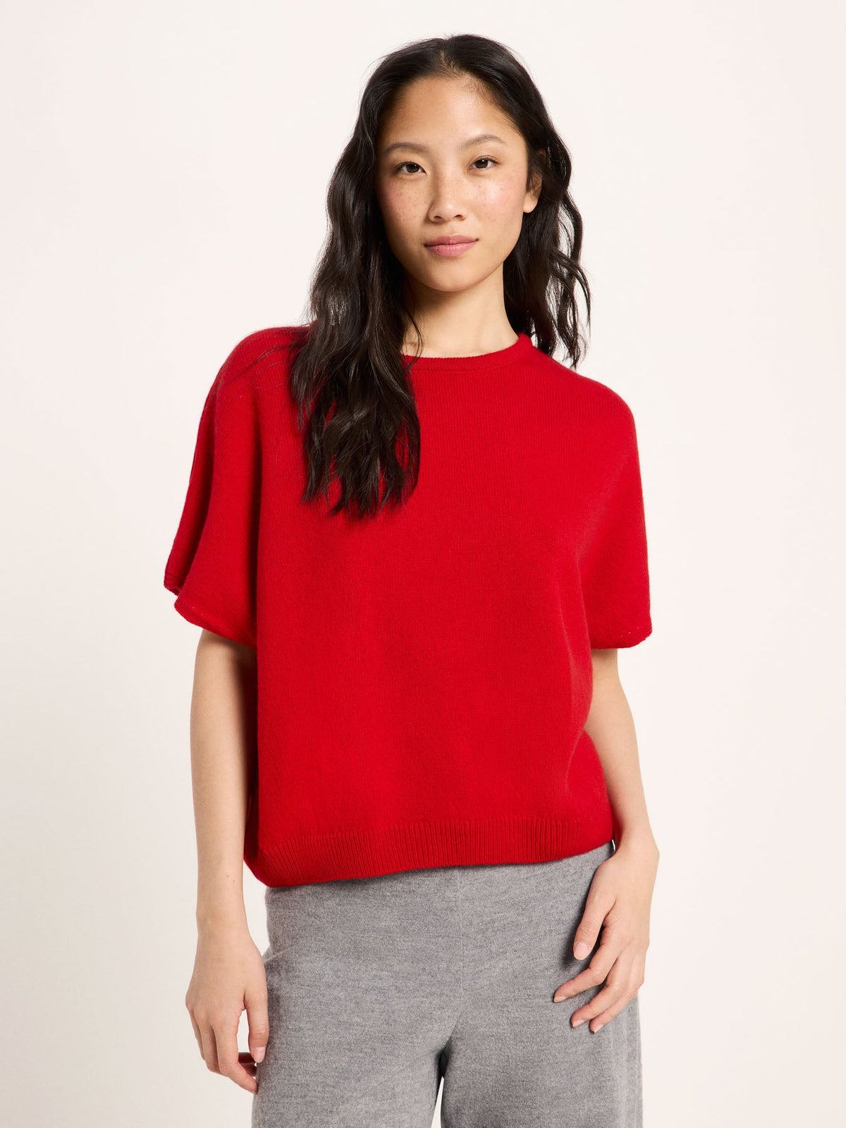 Pull sans manches LANIUS Rouge porté sur un pantalon gris – vue de face