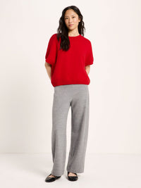 Pull sans manches LANIUS Rouge avec pantalon gris et ballerines noires – look complet