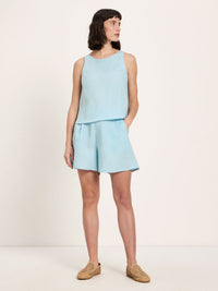 Short lin bio LANIUS Bleu Ciel porté avec le top assorti – look complet