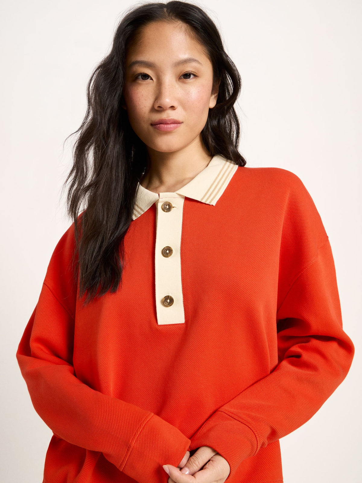 Sweat col polo LANIUS Rouge feu – détail du col crème rayé et de la patte boutonnée