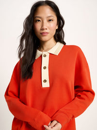 Sweat col polo LANIUS Rouge feu – détail du col crème rayé et de la patte boutonnée