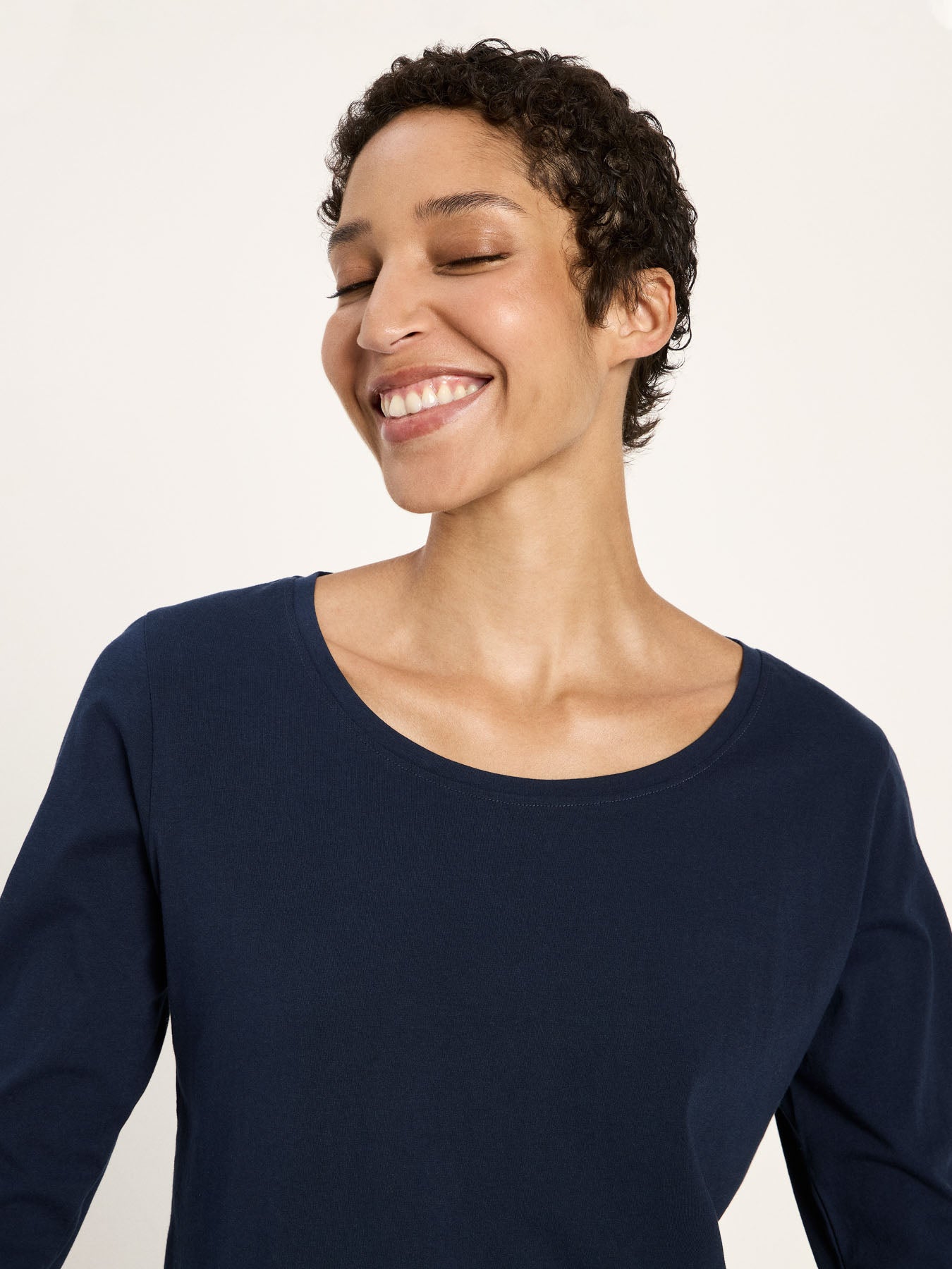 Encolure ronde du t-shirt manches longues LANIUS Bleu nuit – gros plan buste